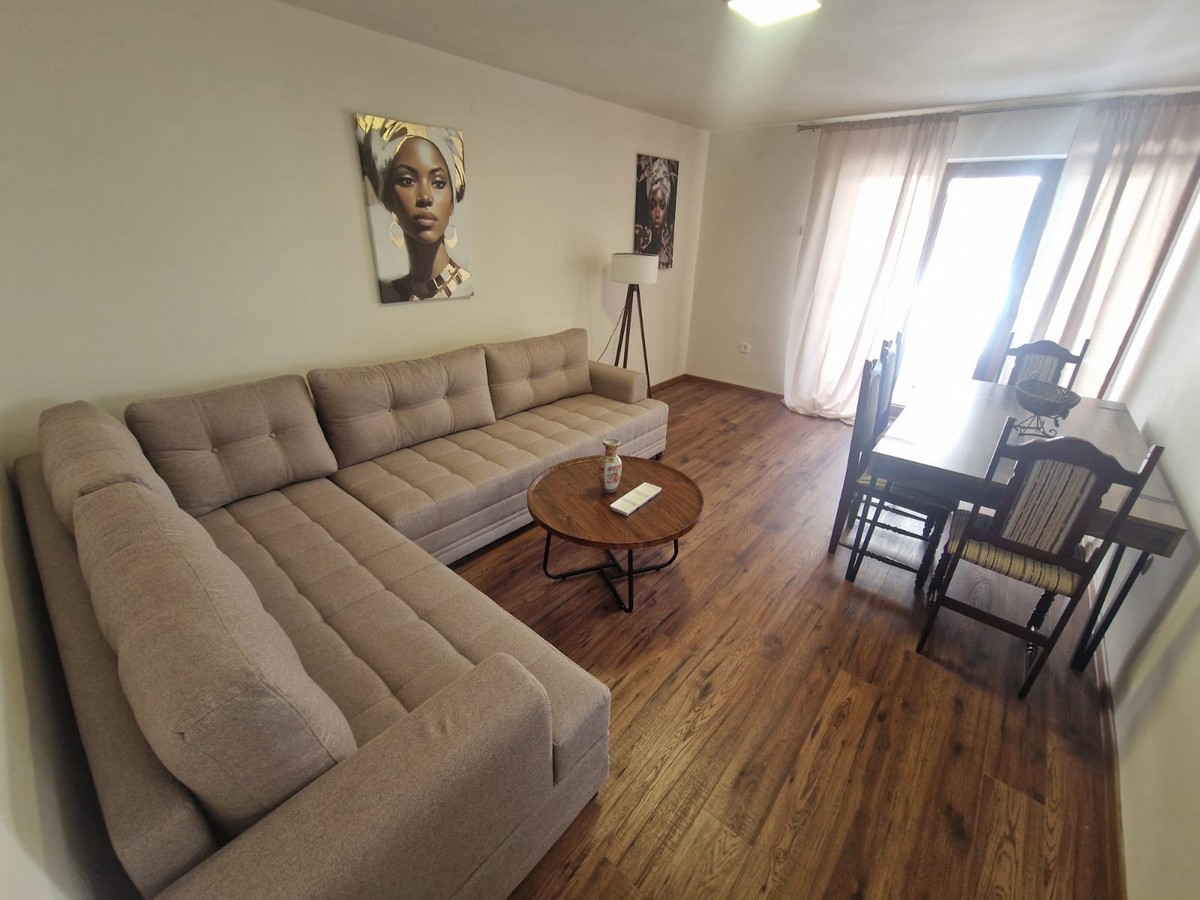 Izdaje se komforan porodičan duplex stan na godinu dana – širi centar grada, Budva 